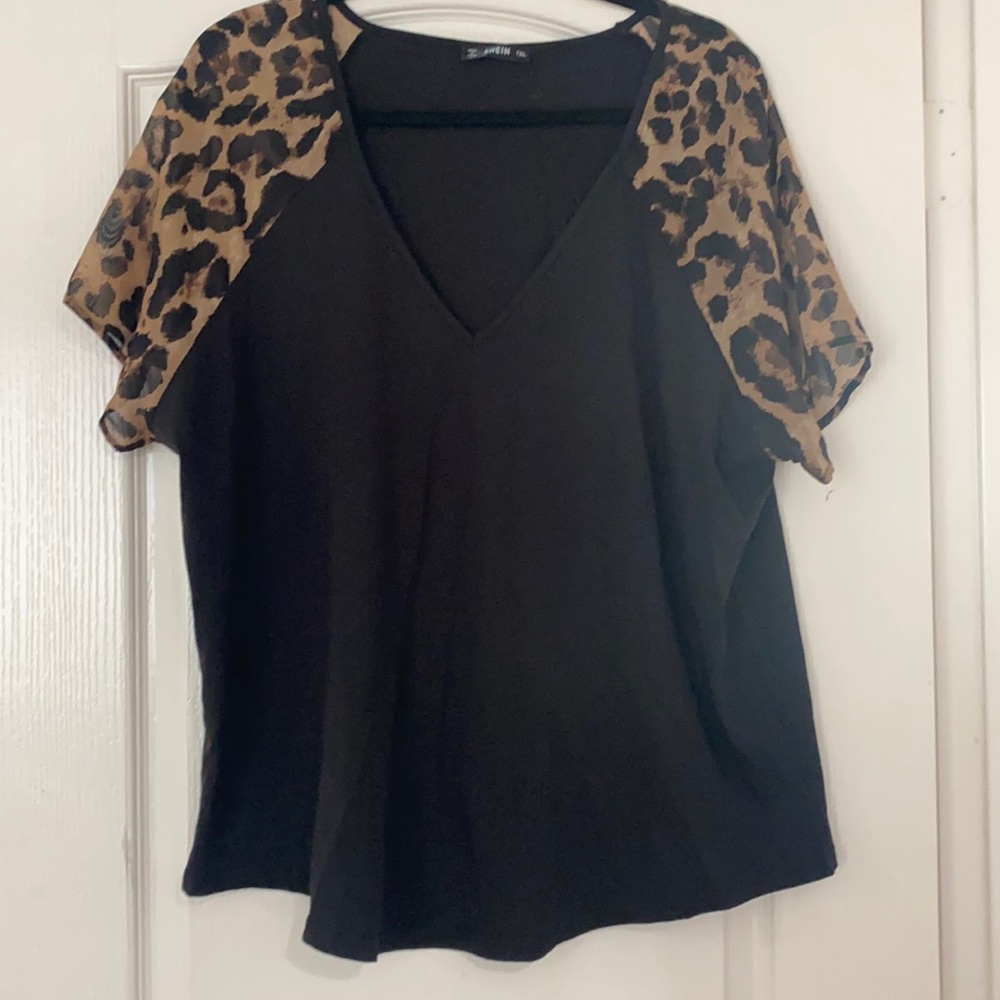 1x black V-neck tee leopard print arms SHEIN